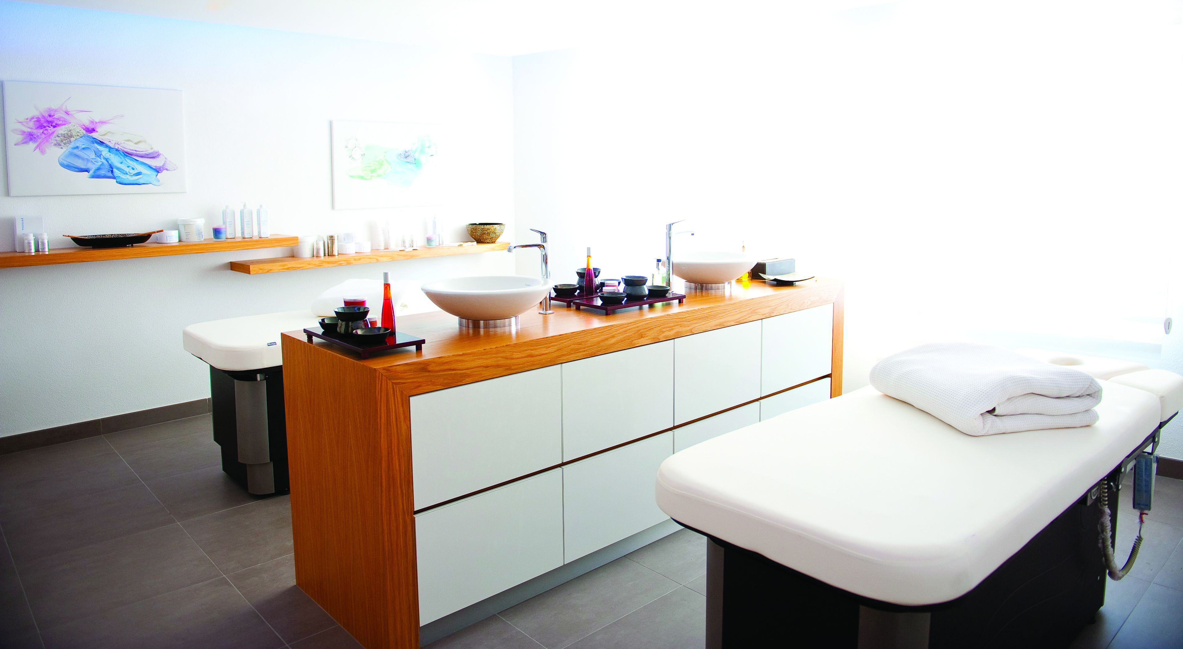 Couples treatment rooms, hot tub, steam room, hot springs