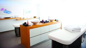 Couples treatment rooms, hot tub, steam room, hot springs