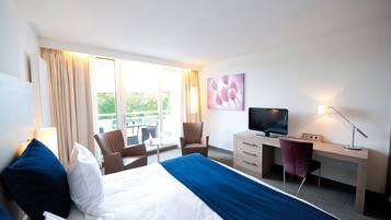 Een minibar, een kluis op de kamer, een bureau, verduisterende gordijnen