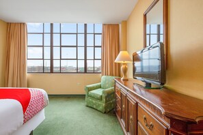 Suite (Governor's) | Escritorio, cortinas opacas, tabla de planchar con plancha