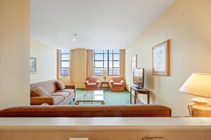 Suite (Governor's) | Escritorio, cortinas opacas, tabla de planchar con plancha