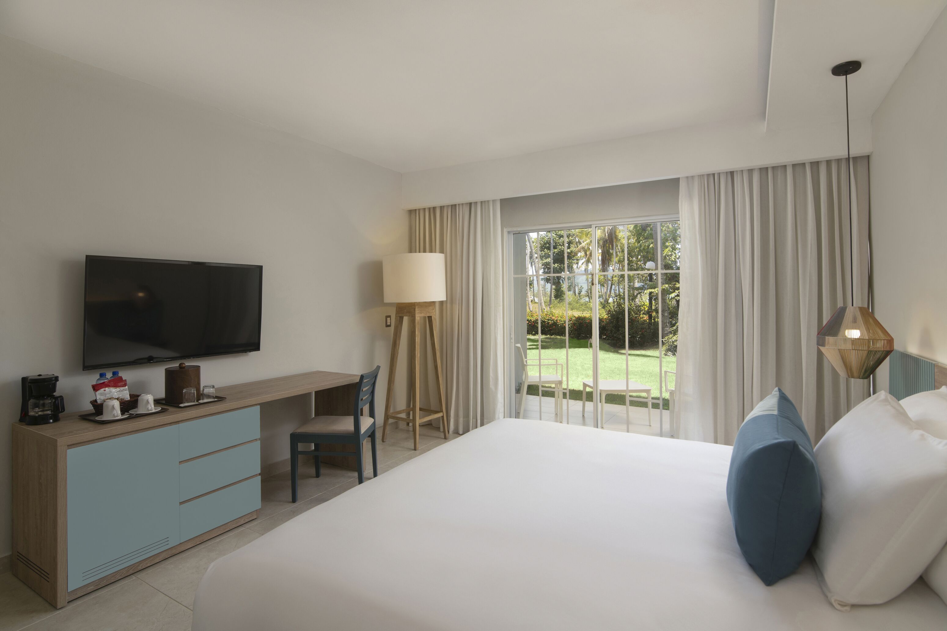 Standard Room, 1 King Bed, Garden View