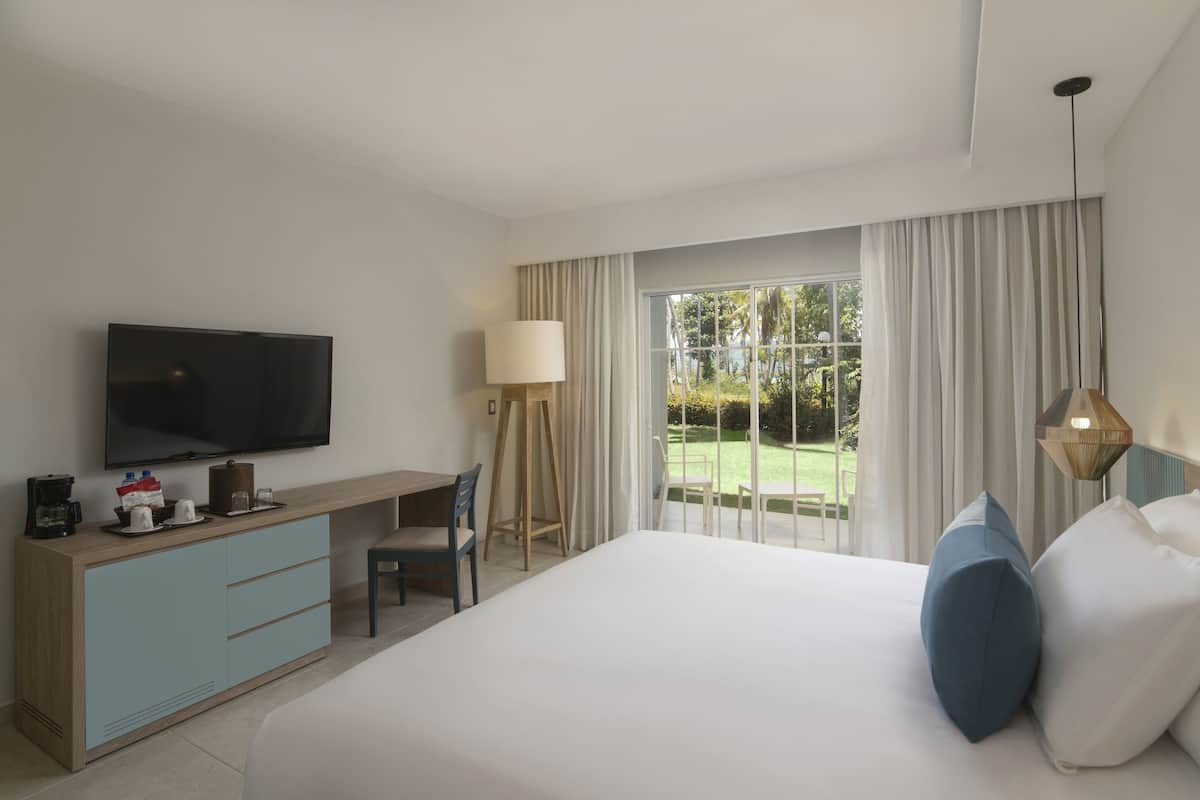 Standard Room, 1 King Bed, Garden View | Pillowtop beds, minibar, in-room safe, desk