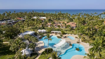 3 albercas al aire libre, sombrillas en la alberca y camastros