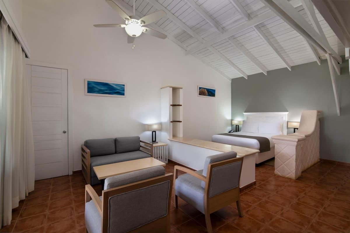 Surmatelas, minibar, coffres-forts dans les chambres, bureau
