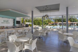 Poolside bar - Wyndham Alltra Samana All-Inclusive Resort (Las Galeras)