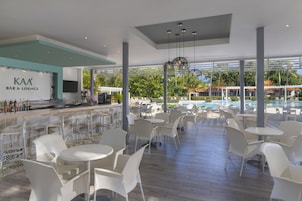 Bar junto a la piscina