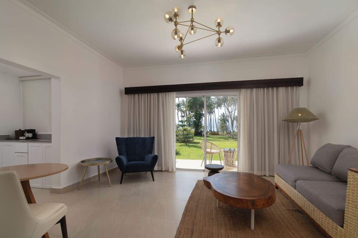 Club Bungalow, Ocean View | Pillowtop beds, minibar, in-room safe, desk