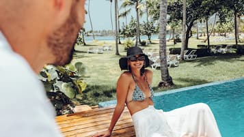3 piscinas externas, guarda-sóis, espreguiçadeiras