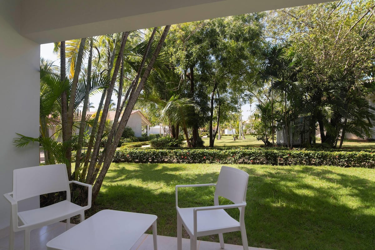 Rom – standard, 2 dobbeltsenger, hageutsikt | Senger med overmadrass, minibar, safe på rommet og skrivebord