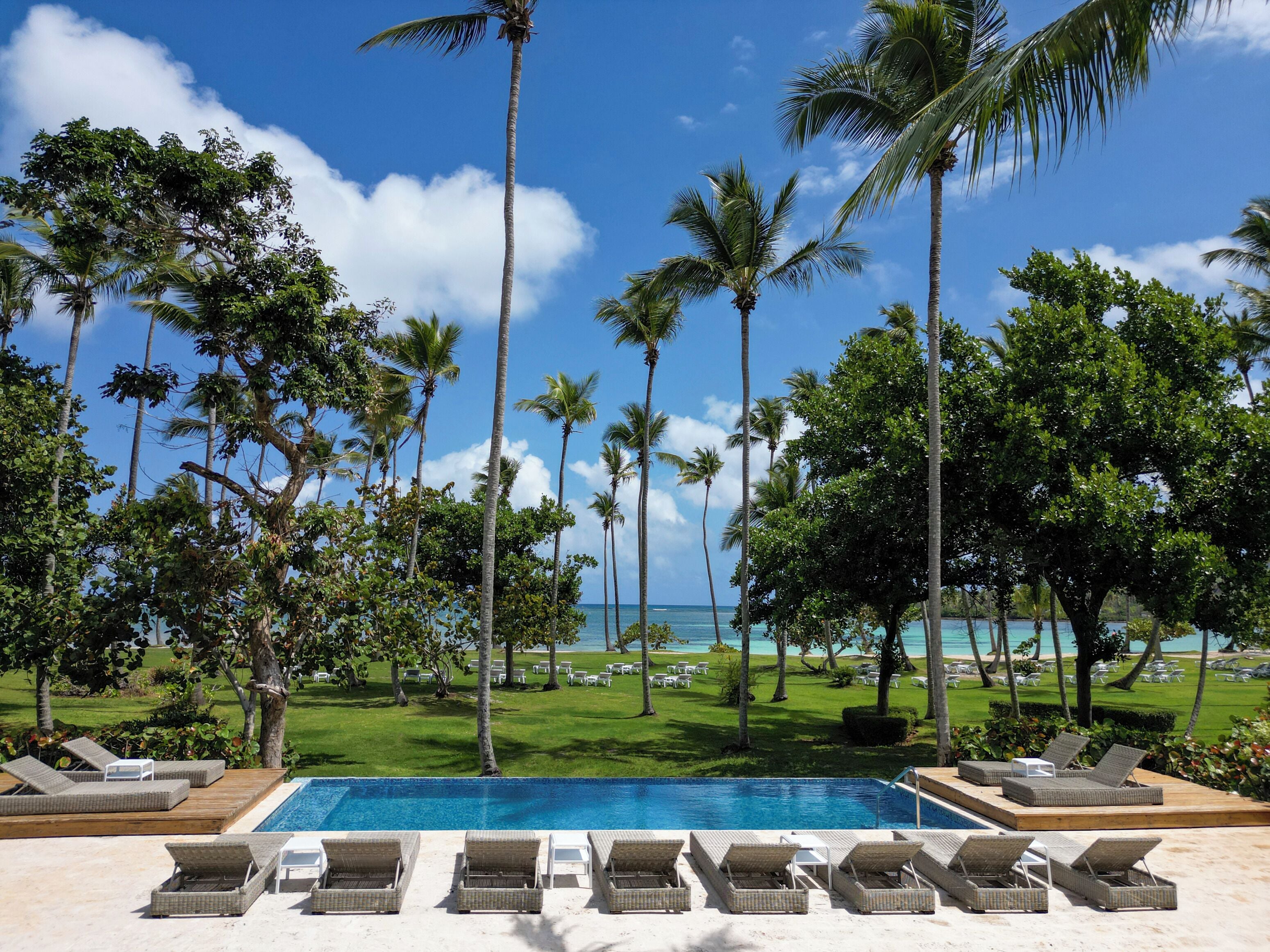 3 座室外游泳池，提供泳池遮陽傘和日光浴躺椅