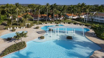 3 utomhuspooler, parasoller och solstolar