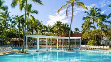 3 outdoor pools, pool umbrellas, pool loungers