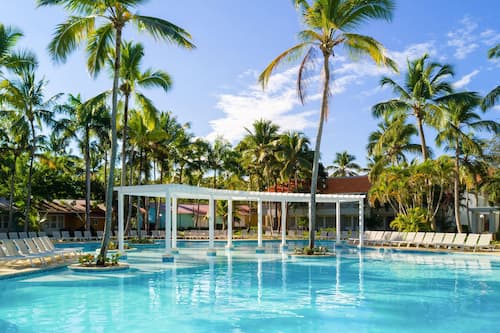 3 Außenpools, Sonnenschirme, Liegestühle