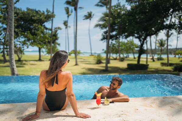 3 outdoor pools, pool umbrellas, sun loungers