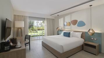 Standardrum - 1 kingsize-säng - utsikt mot trädgården | Bäddmadrasser, minibar, värdeförvaringsskåp på rummet och skrivbord