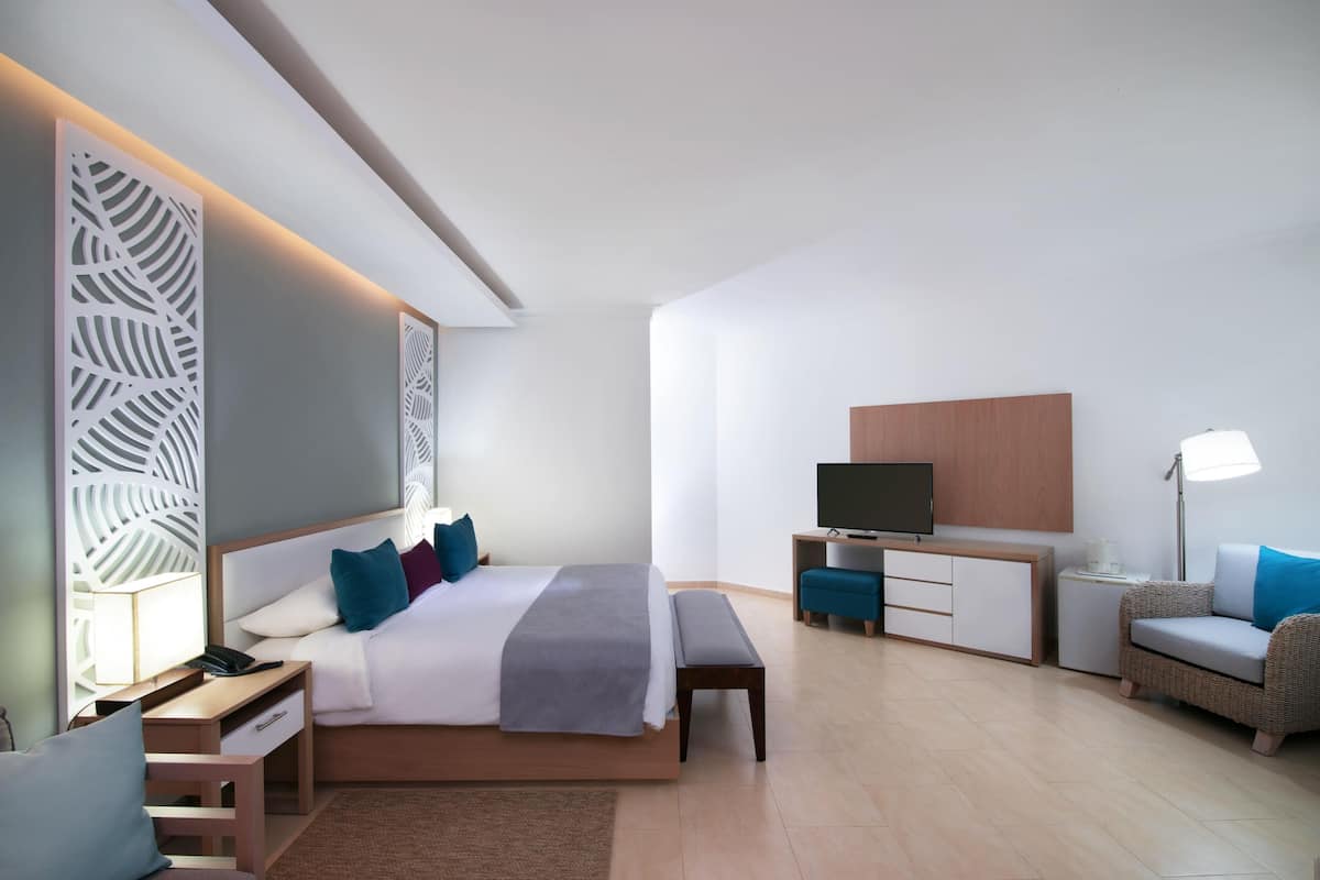 Junior Suite | Pillowtop beds, minibar, in-room safe, desk