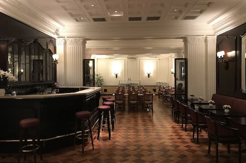 Petit déjeuner, déjeuner et dîner servis sur place