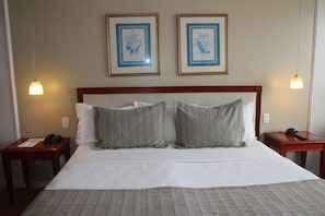 Deluxe Room, Sea View | Minibar, in-room safe, desk, laptop workspace - Olinda Rio Hotel (Rio de Janeiro)
