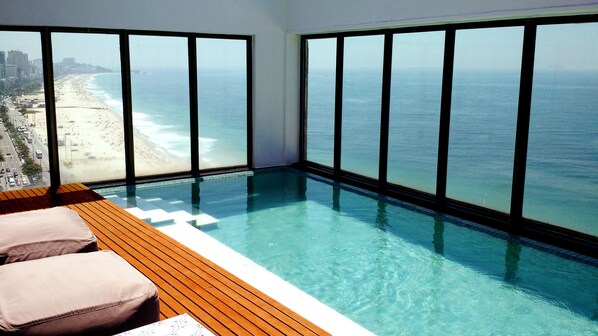 Una piscina al aire libre, cabañas de piscina gratuitas, sombrillas