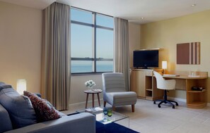 Suite Deluxe | Sala de estar | Una televisión LCD, una estación de conexión para iPod