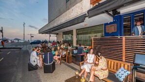 2 bars, bar en bord de piscine