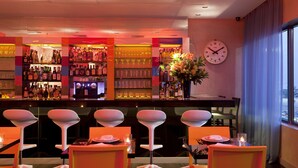 2 restaurants servant le petit déjeuner, le déjeuner et le dîner