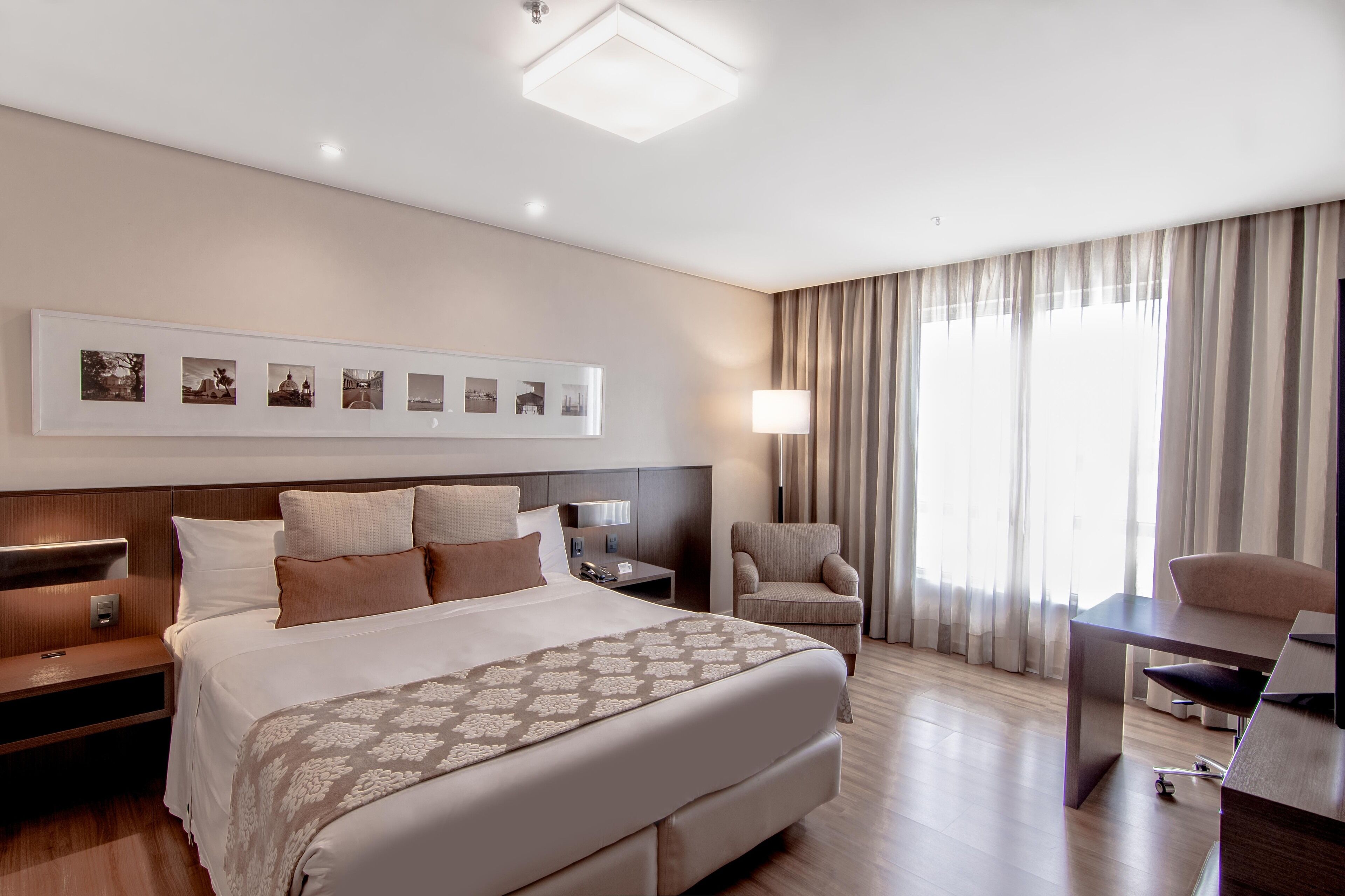 Minibar, coffres-forts dans les chambres, bureau, rideaux occultants