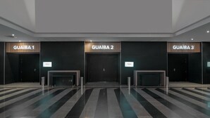 Un moderno vestíbulo de hotel con tres puertas señalizadas: GUAIBA 1, GUAIBA 2 y GUAIBA 3.