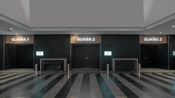 Un moderno vestíbulo de hotel con tres puertas señalizadas: GUAIBA 1, GUAIBA 2 y GUAIBA 3.