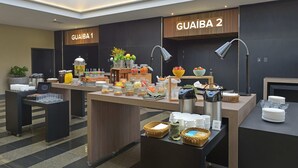 Montaje tipo buffet con secciones identificadas 'GUAIBA 1' y 'GUAIBA 2', que ofrece una variedad de alimentos y bebidas.