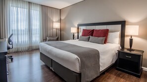 Deluxe Double Room | Minibar, in-room safe, desk, blackout drapes - Hotel Deville Prime Porto Alegre (Porto Alegre)