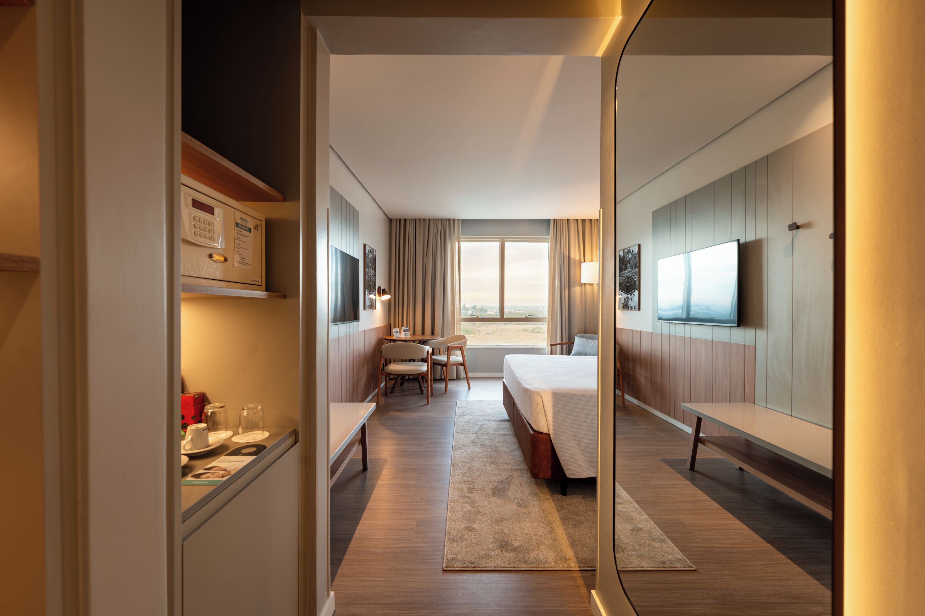 Minibar, caja de seguridad en la habitación y escritorio 