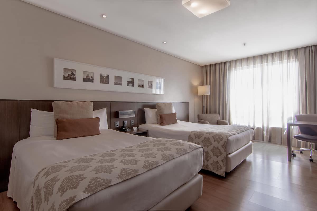 Superior Twin Room (Luxo) | Minibar, in-room safe, desk, blackout curtains