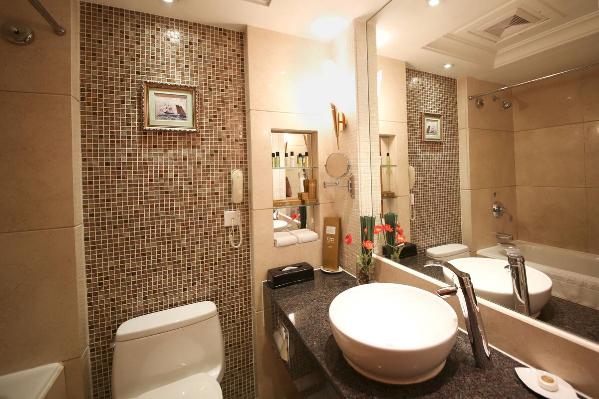 Combined shower/bathtub, hair dryer, towels