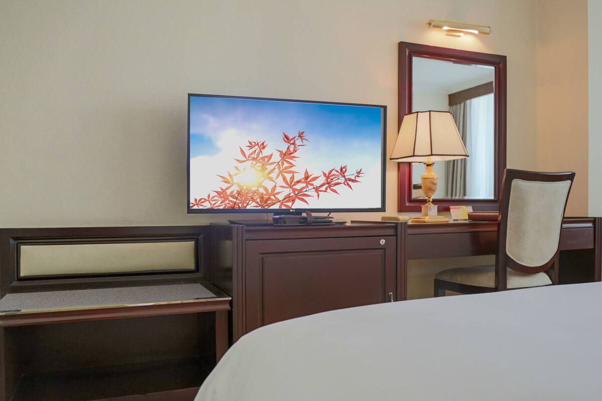 Premium bedding, in-room safe, soundproofing, rollaway beds