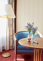 Business egyágyas szoba | Prémium ágynemű, széf a szobában, íróasztal és sötétítőfüggöny