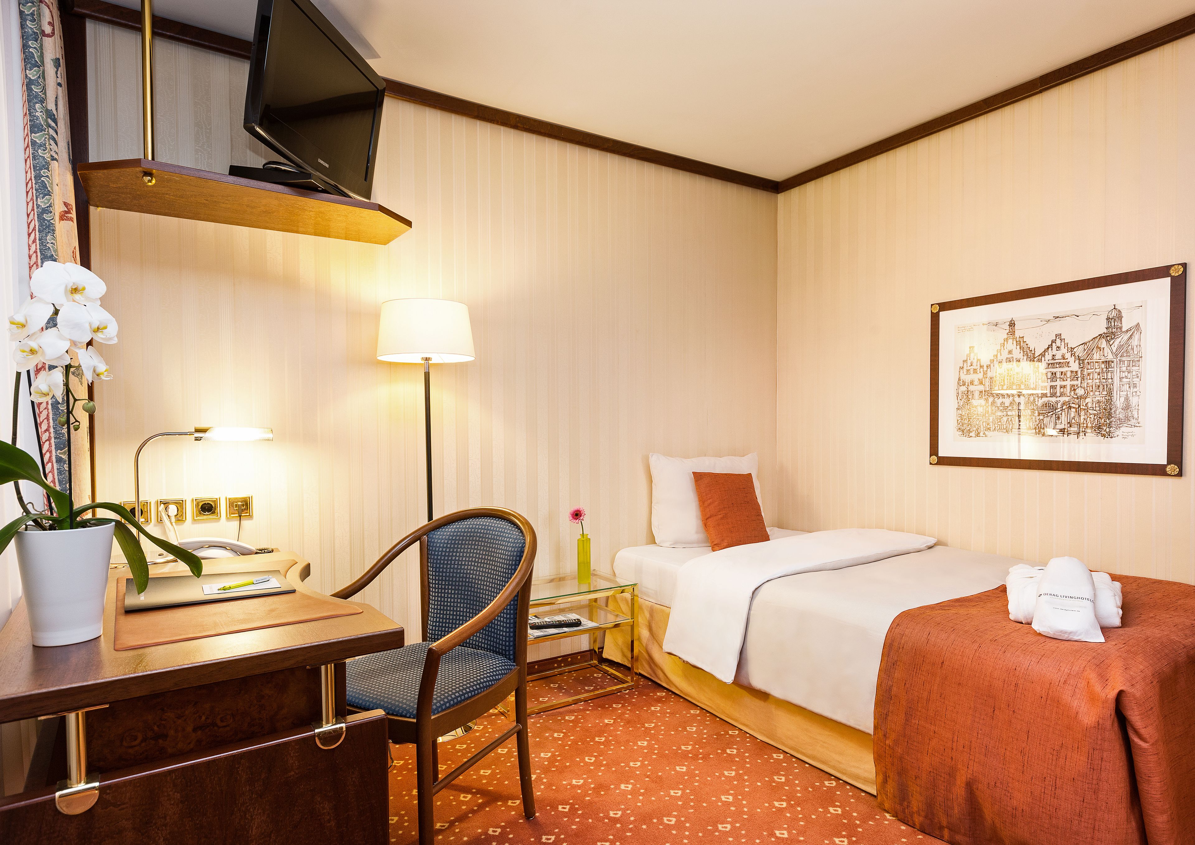 business single room | premium bedding, free minibar, in-room safe, desk