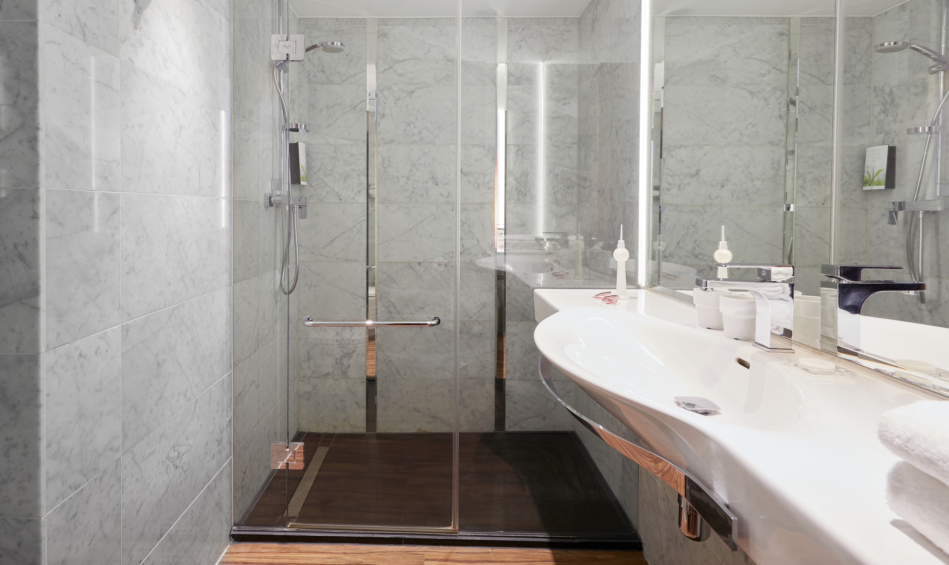 deluxe double room | bathroom | hair dryer, towels