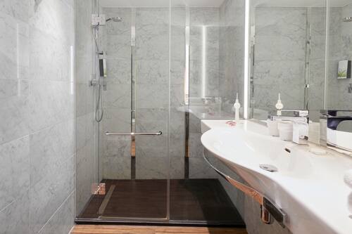 Deluxe-Doppelzimmer | Badezimmer | Haartrockner, Handtücher