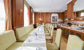 Daily buffet breakfast (EUR 19 per person) - Living Hotel Berlin Mitte (Berlin)