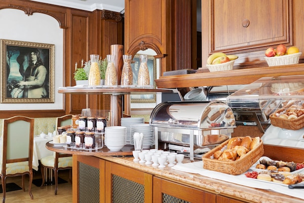 Petit déjeuner buffet (19 EUR par personne)