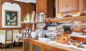 Morgenmadsbuffet hver dag (19 EUR pr. person)