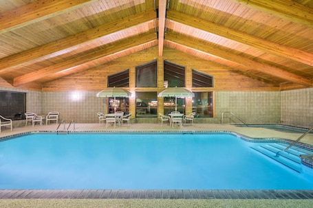 Una piscina techada. Days Inn & Suites by Wyndham Baxter Brainerd Area