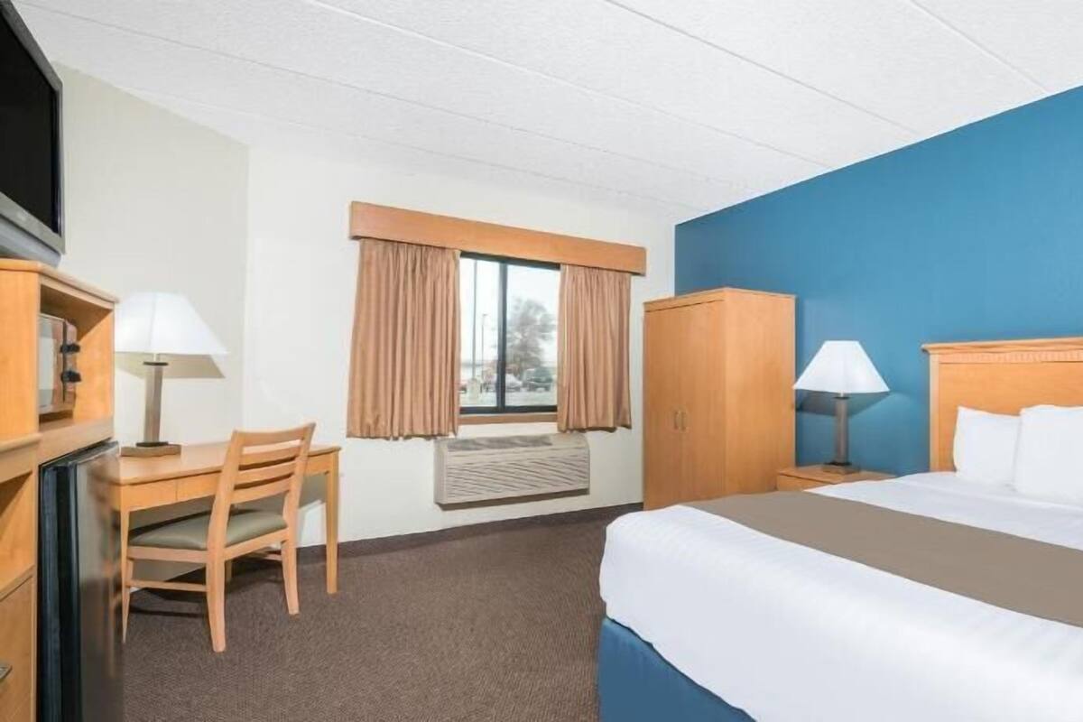 デスク、ノートパソコン用作業スペース、遮光カーテン、防音設備