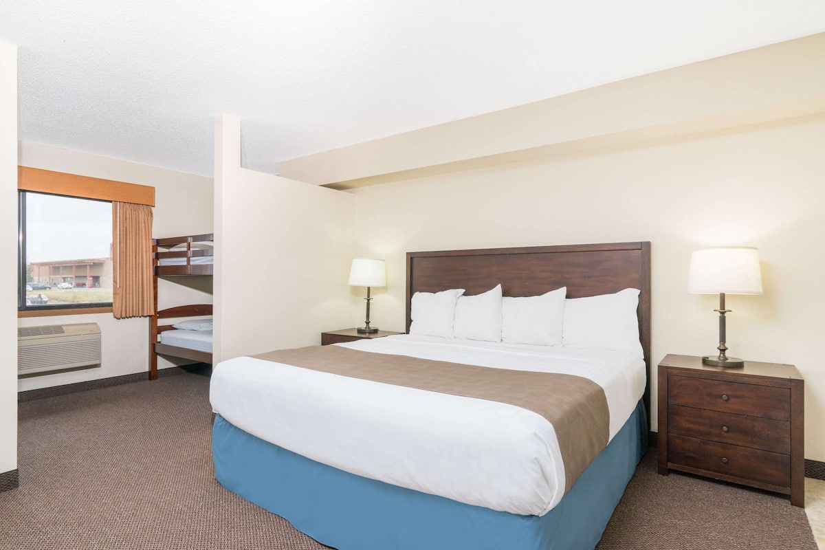 Standard Suite, 1 Bedroom, Non Smoking | Desk, laptop workspace, blackout drapes, soundproofing