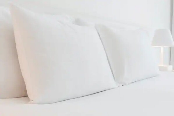Escritorio, espacio para trabajar con laptop y cortinas blackout 