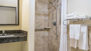 ルーム キングベッド 1 台 バリアフリー 禁煙 (Roll-In Shower) | バスルーム | バスアメニティ (無料)、ヘアドライヤー、タオル、石鹸