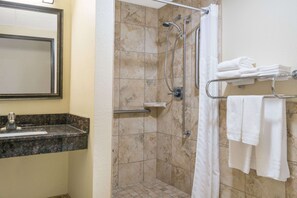 Room, 1 Katil Raja (King), Accessible, Non Smoking (Roll-In Shower) | Bilik Mandi | Kelengkapan dandanan diri percuma, pengering rambut, tuala disediakan 