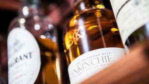Botellas de whisky con etiquetas visibles, lo que sugiere que están a la venta o en exhibición.